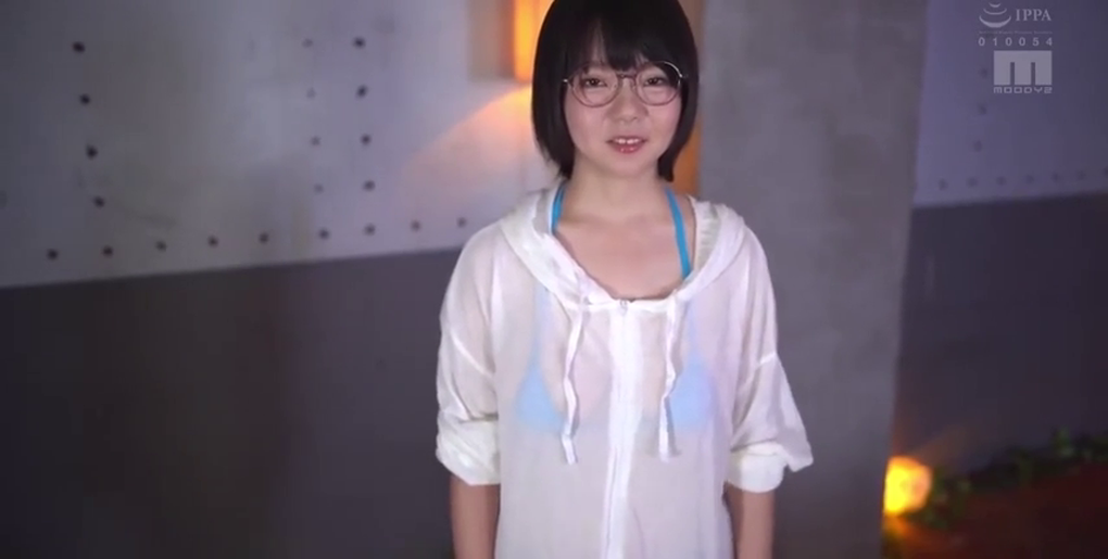 【初愛ねんね】95%メガネで造られた！新人19歳Hカップ巨乳美少女の初AV顔射セックス